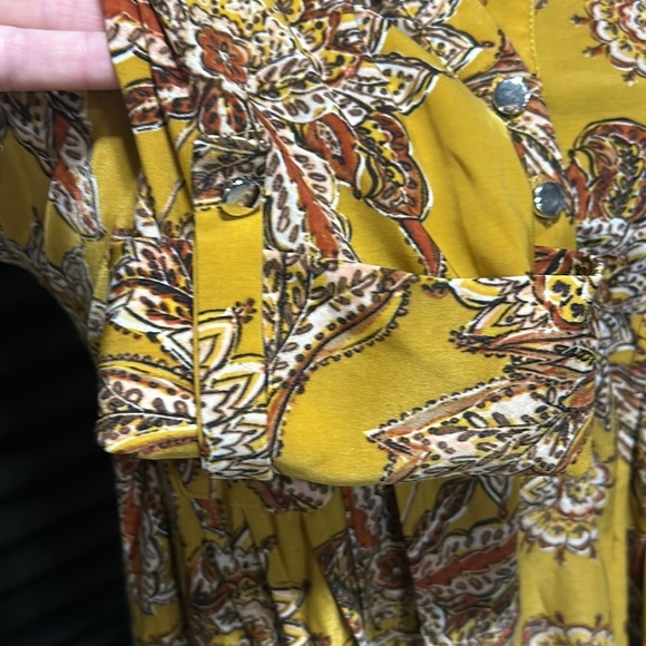 Cocomo Women’s Gold Print 3/4 Sleeve Button V-neck Collarless Blouse Large - Picture 6 of 7